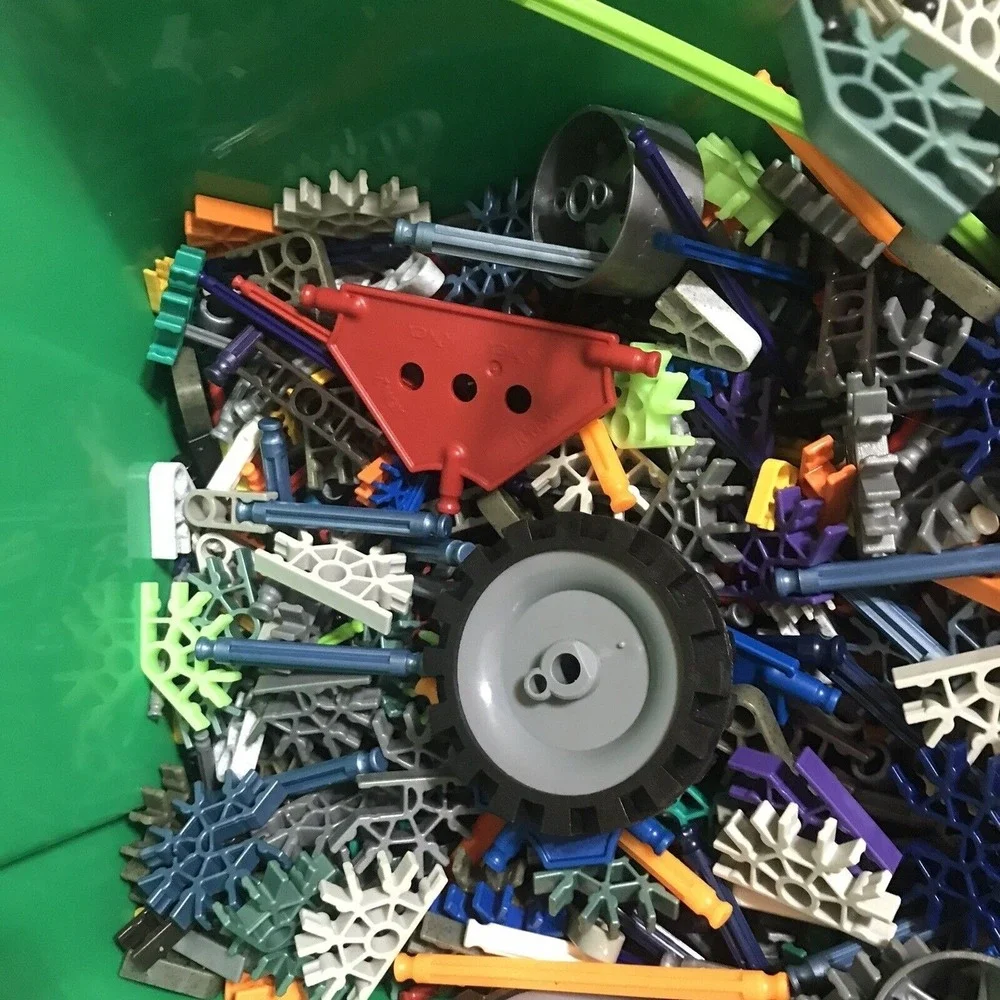 Mixed Lot K'nex Pieces Wheels over 3 lbs with storage Green Tub Manual‎